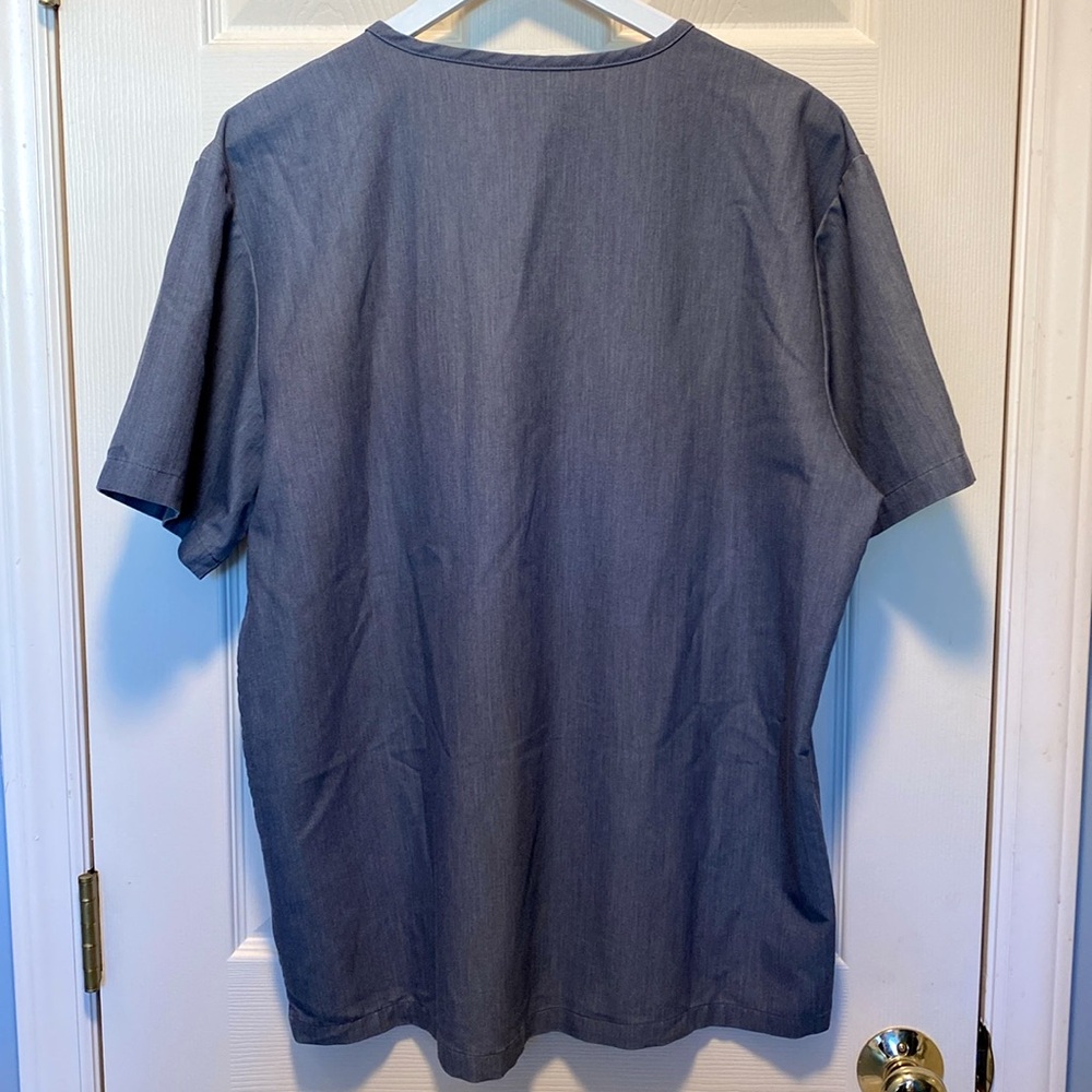 Figs Graphite Two Pocket Scrubs Top EUC - Picture 3 of 6